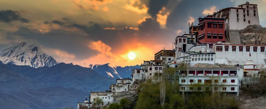 manali leh taxi